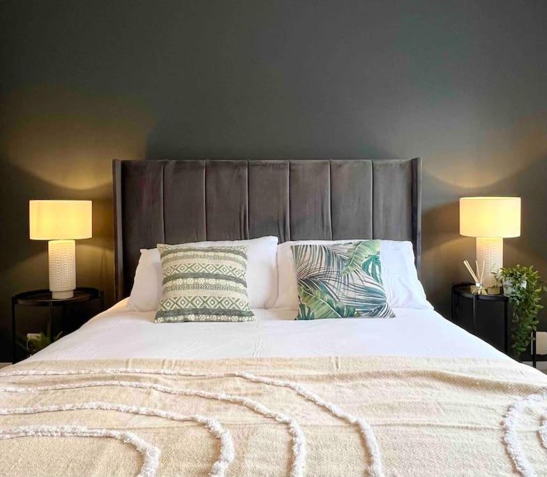 Апартаменты Beautiful Windsor 2 Bed, Perfect Location, 5 Mins Walk To Centre, Free Parking, Legoland, Ascot Экстерьер фото