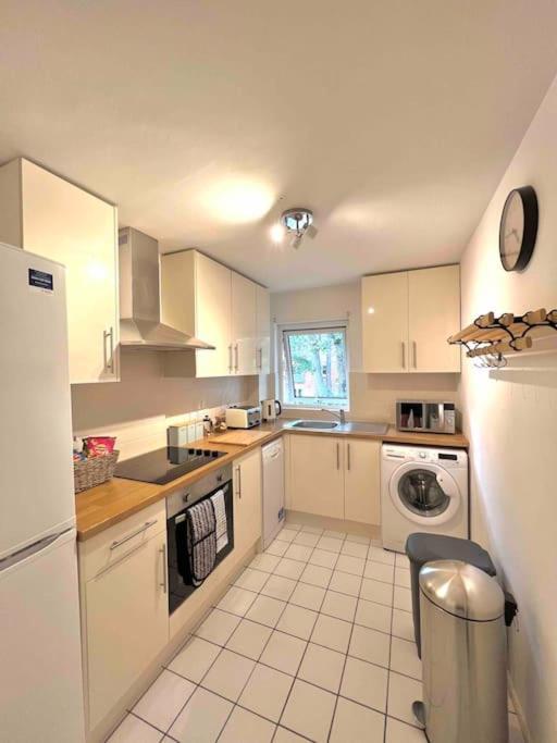 Апартаменты Beautiful Windsor 2 Bed, Perfect Location, 5 Mins Walk To Centre, Free Parking, Legoland, Ascot Экстерьер фото