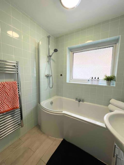 Апартаменты Beautiful Windsor 2 Bed, Perfect Location, 5 Mins Walk To Centre, Free Parking, Legoland, Ascot Экстерьер фото