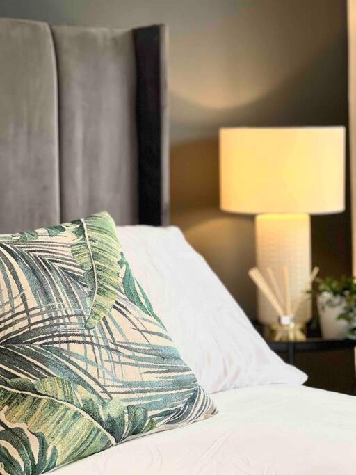 Апартаменты Beautiful Windsor 2 Bed, Perfect Location, 5 Mins Walk To Centre, Free Parking, Legoland, Ascot Экстерьер фото